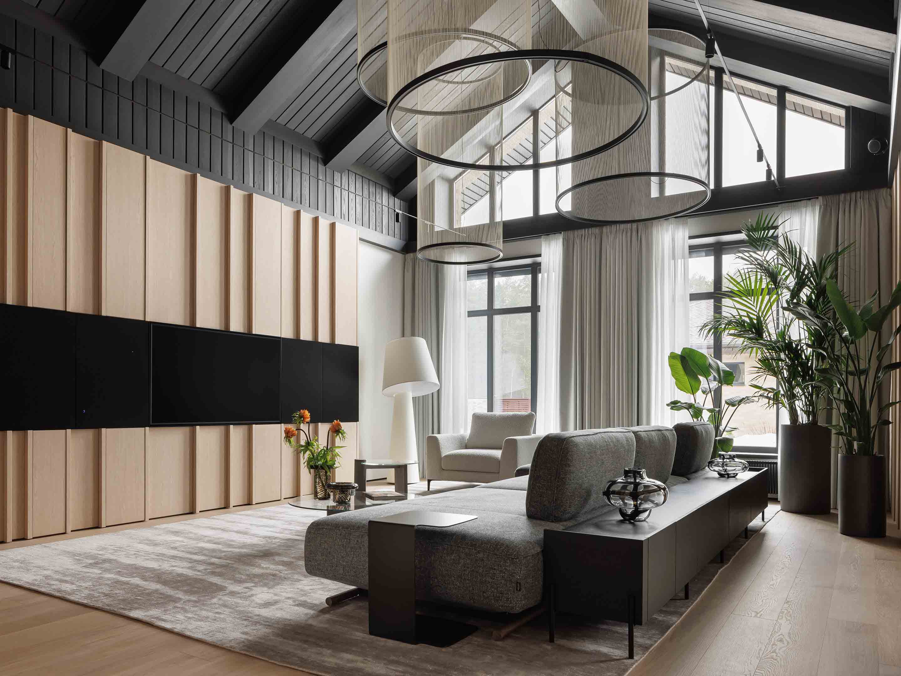 Итальянский диван Natuzzi, кресло MonoNova, столики из стекла и металла на ковре ручной работы от DOVLET House - проекты Setus Design
